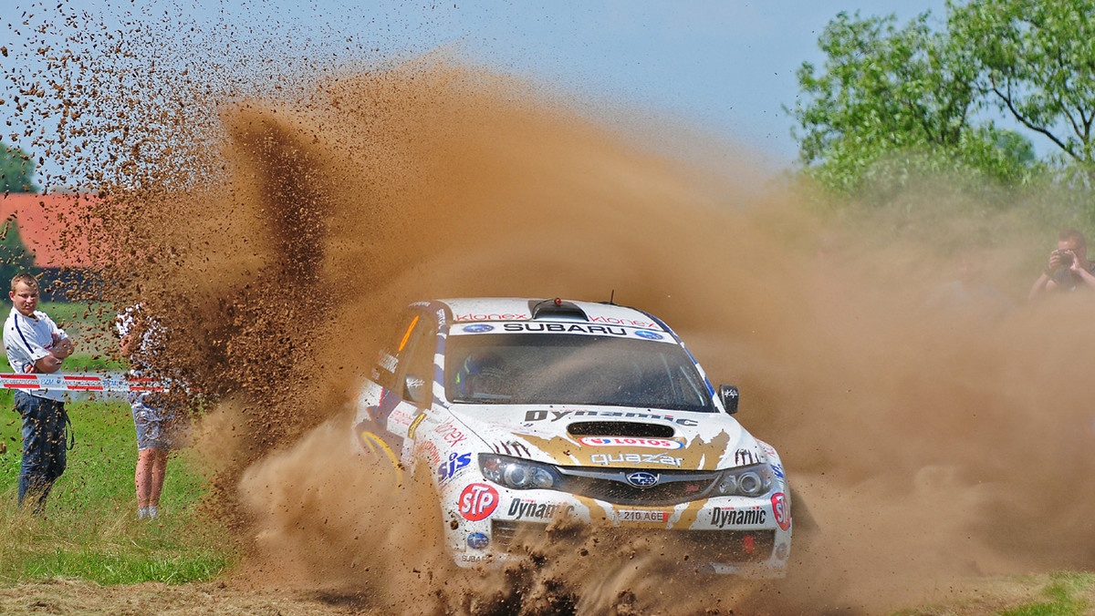 Reprezentujący Polskę na zawodach Austrii Kajetan Kajetanowicz i Jarek Baran prowadzą po 1 dniu Rajdu Waldviertel. Załoga LOTOS Rally Team była najszybsza na większości szutrowo-asfaltowych odcinków specjalnych.