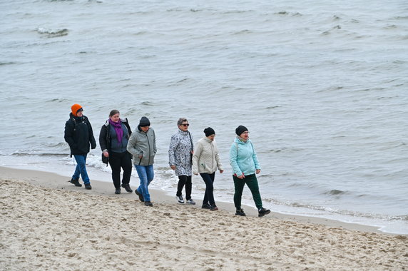 Turyści spacerujący po plaży w Międzyzdrojach w długi weekend majowy