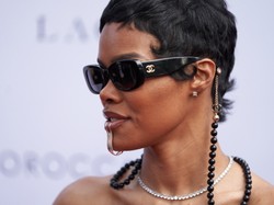 "Cud, że szwy dały radę". Amerykańska gwiazda zaszalała z dekoltem [FOTO]