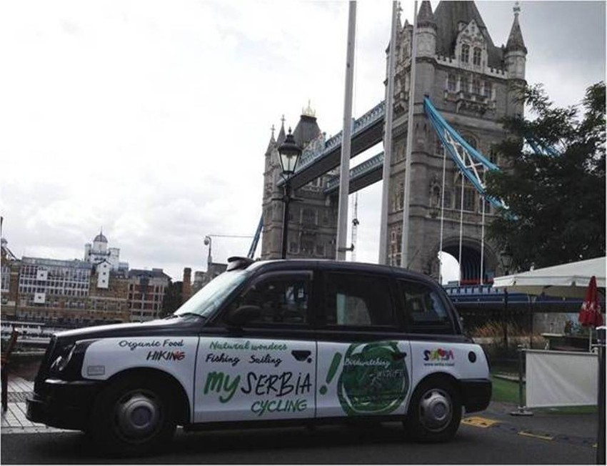 Taksi s reklamom za Srbiju u Londonu