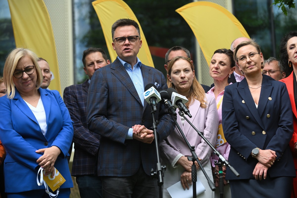Przewodniczący Polski 2050 Szymon Hołownia, minister funduszy i polityki regionalnej Katarzyna Pełczyńska-Nałęcz, minister klimatu i środowiska Paulina Hennig-Kloska oraz minister ds. społeczeństwa obywatelskiego Adriana Porowska podczas konferencji prasowej po zakończeniu Rady Krajowej ugrupowania w Warszawie