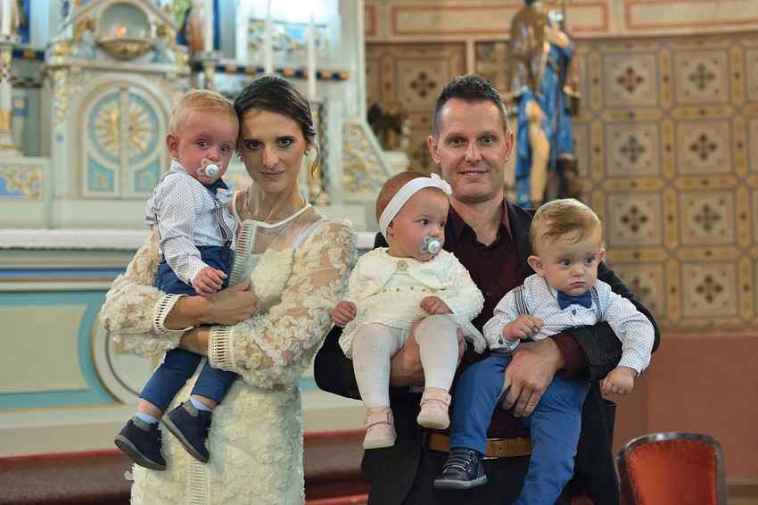 Melisa i Velibor Mačković sa trojkama - Mihajlom, Katarinom i Aleksandrom