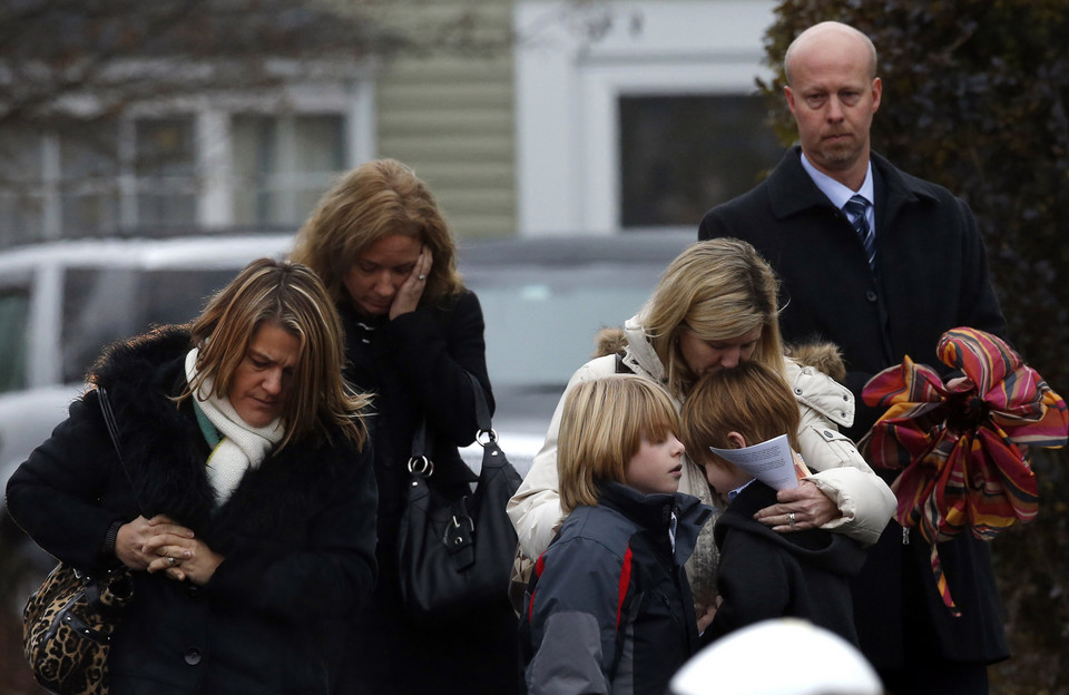 Pierwsze pogrzeby ofiar masakry w szkole w Newtown
