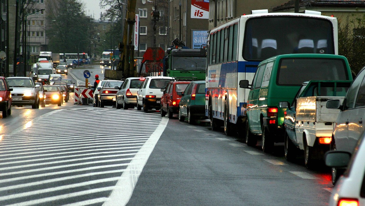 W fatalnym stanie jest wiele odcinków dróg, którymi zarządza powiat prudnicki. Nic też nie wskazuje na to, aby w najbliższym czasie sytuacja ta uległa znaczącej poprawie.