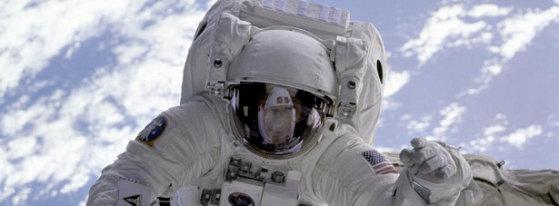 Michael Gernhardt podczas spaceru kosmicznego, autor: NASA, licencjaL public domain