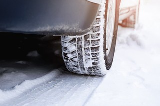 Zakaz jazdy na oponach letnich zimą? Polacy mają bardzo jasne zdanie [SONDAŻ]