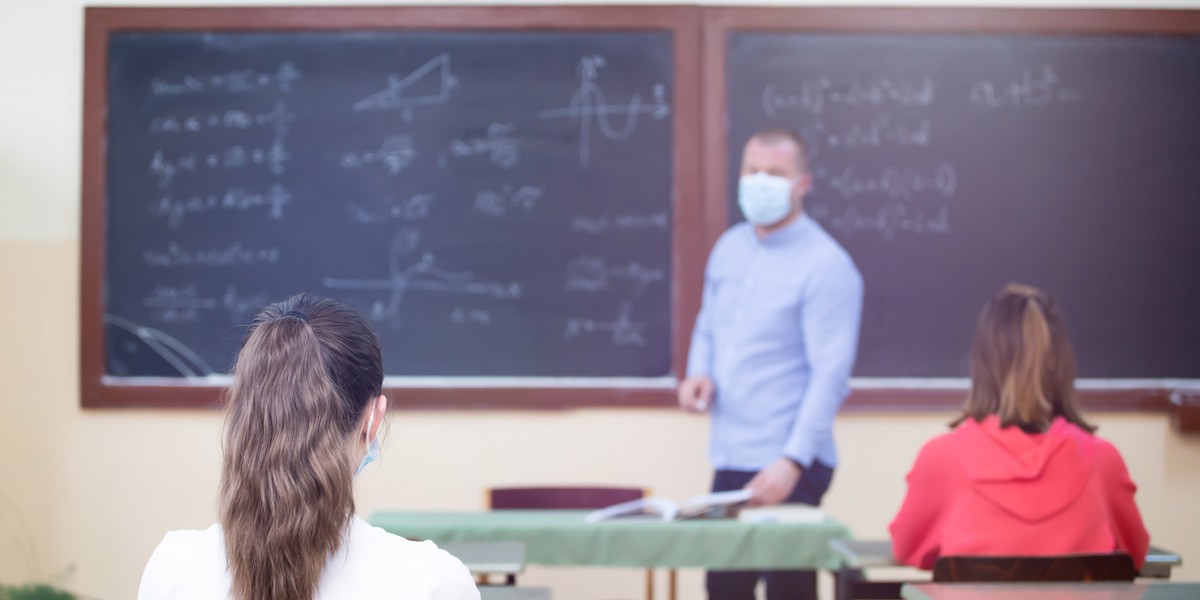 Polski Ład a "trzynastka". Niektórzy nauczyciele mogą stracić prawo do ulgi w danym miesiącu. 