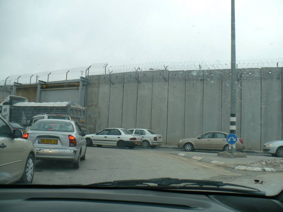 Mur dzielący Zachodni Brzeg i Izrael— w Qalandia Check Point