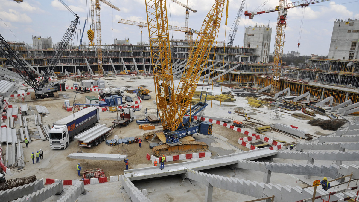 Na budowie Stadionu Narodowego w Warszawie kontynuowany jest rozpoczęty w ubiegłym tygodniu montaż słupów żelbetowych konstrukcji schodów kaskadowych. Zakończono montaż pierwszej belki nośnej biegów kaskadowych. Trwają intensywne odbiory prefabrykatów wykonanych w całym kraju, zarówno dla trybun, jak i pozostałych prefabrykatów w tym schodów kaskadowych.