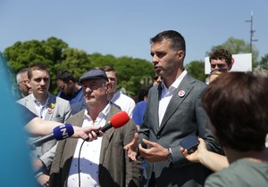 "Kreni promeni" upao je danas i u opštinu Čukarica zbog nedostatka overitelja