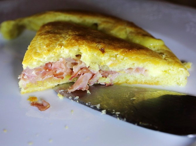 Carska pita recept: sočna pita sa sirom i šunkom koja osvaja na prvi zalogaj