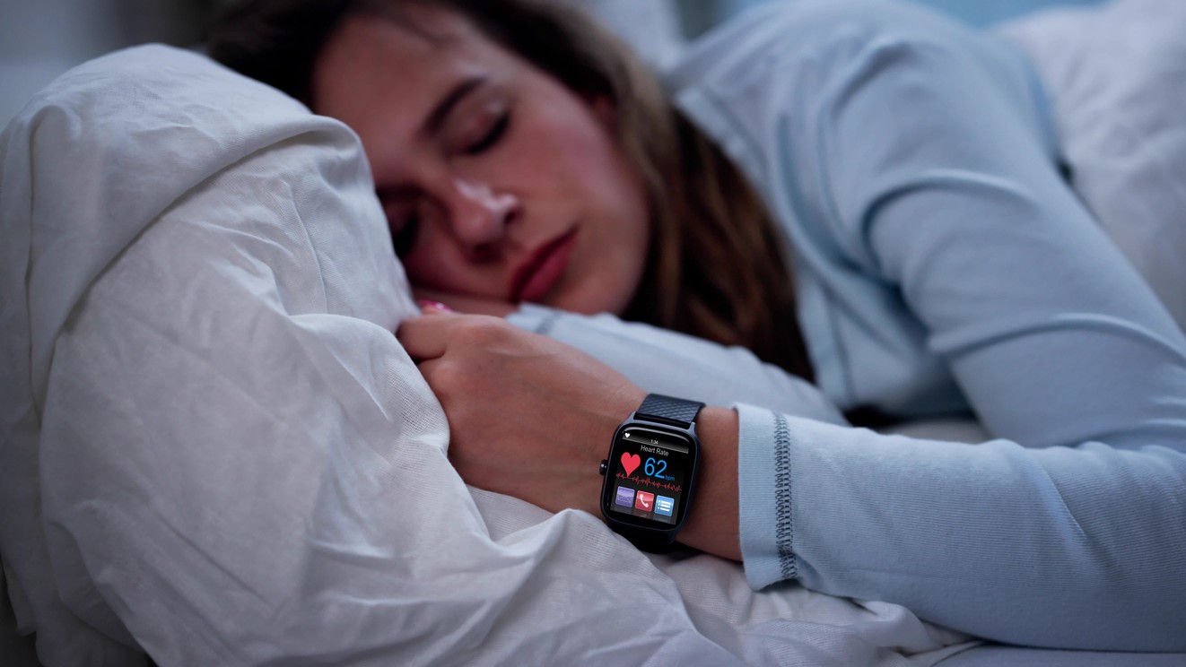 Inteligentné hodinky dokážu počas noci sledovať viaceré telesné údaje a následne odhadovať kvalitu spánku, ich výsledky však netreba vnímať ako lekársku diagnózu. (Ilustračný obrázok)