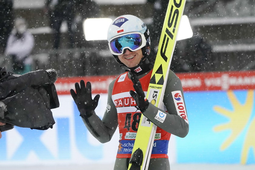 Kamil Stoch (34 l.) znów skacze daleko.