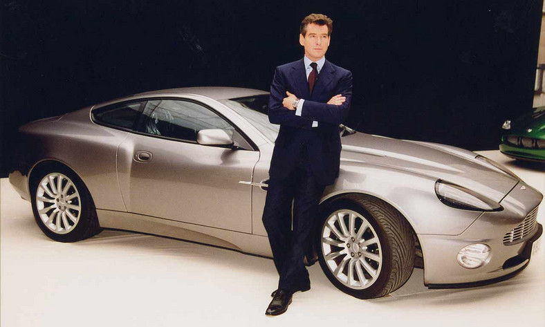 Pierce Brosnan i jego Aston Martin V12 Vanquish z filmu "Śmierć nadejdzie jutro"