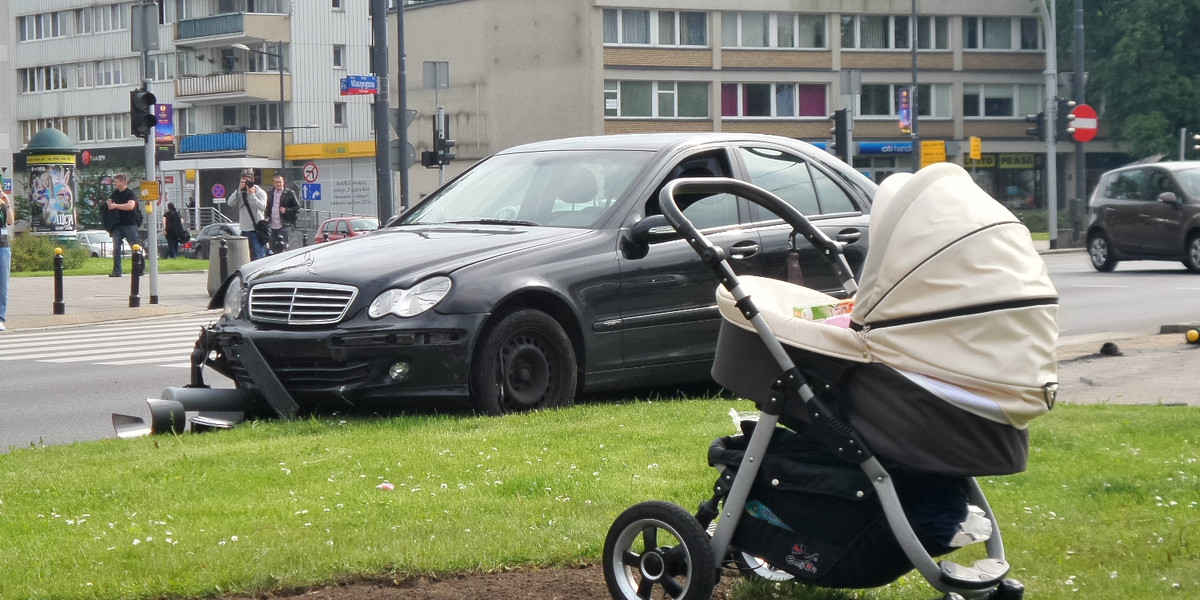 Samochód staranował wózek z dzieckiem
