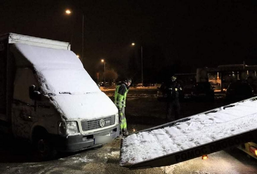 Akcja odholowywania antyaborcyjnej furgonetki