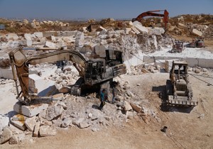 Palestinci pregledaju zapaljeni bager na mestu napada izraelskih doseljenika u selu Sair na Zapadnoj obali, blizu Hebrona.