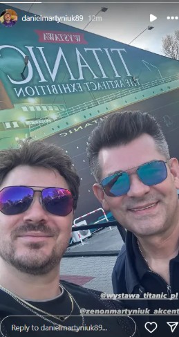 Zenek Martyniuk i jego syn pozują uśmiechnięci