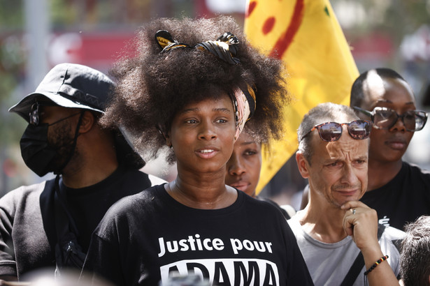 Assa Traore, przyrodnia siostra Adamy Traore na demonstracji w Paryżu