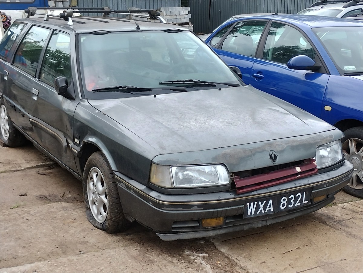 Samochody porzucone wystawione na licytację ZDM Zarząd Dróg Miejskich. Renault 21 Nevada z 1992 roku. Cena wywoławcza 1000 zł/brutto