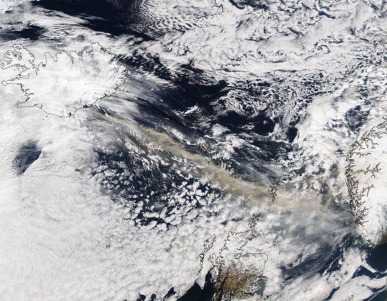 Chmura pyłu powstała przez erupcję Eyjafjallajökull, 15 kwietnia 2010