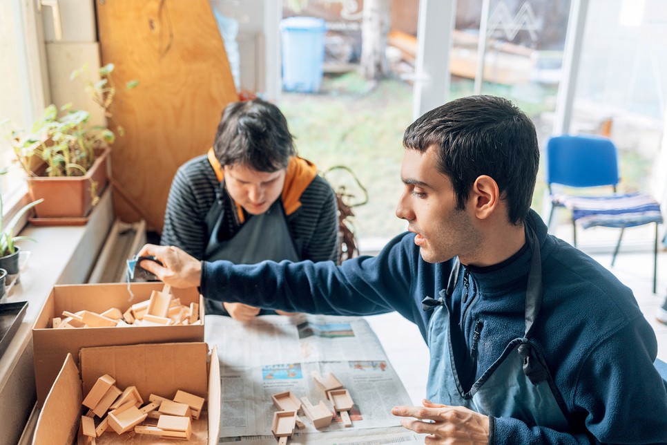 Az autizmussal élőknek kell valami, amiben leköthetik az energiáikat: a munkaterápia ezt a célt szolgálja