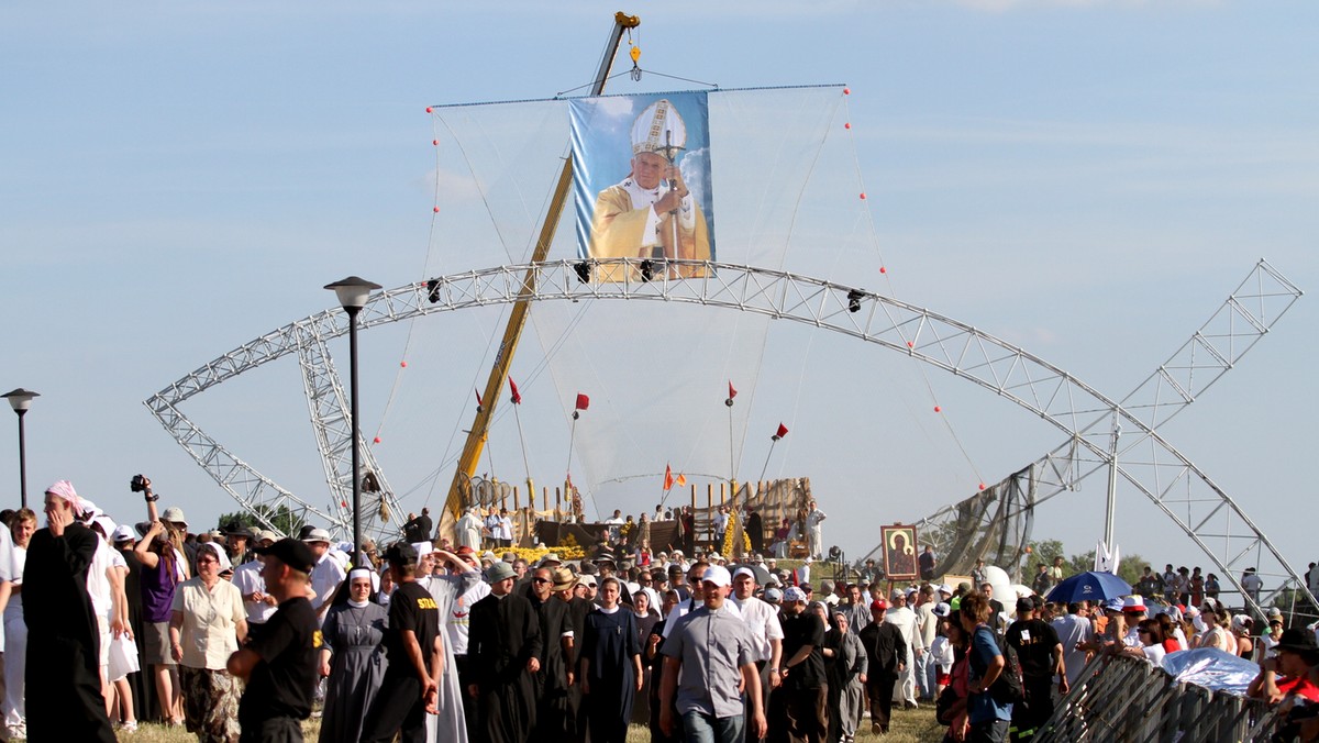 80 tysięcy pielgrzymów przybyło w sobotę na XV Spotkanie Młodych Lednica 2000, które w tym roku organizowane jest pod hasłem "JP II - liczy się świętość!". Po mszy świętej uczestnicy spotkania wysłuchali kolejnych historycznych wystąpień papieskich, obejrzeli też przemówienie wygłoszone do uczestników Lednicy przez Benedykta XVI. "Kochani będziecie dziękować Bogu za życie i beatyfikacje Jana Pawła II, który był ojcem, przewodnikiem, kapłanem, przyjacielem młodych. Budował dom na skale, na Chrystusie. Szedł za głosem ewangelii. Trwał na modlitwie i adoracji eucharystii. Miał otwarte serce dla każdego człowieka. Cierpiał z Jezusem, był niezwykłym pielgrzymem wiary. Niech was inspiruje motto spotkania. Jan Paweł II - liczy się świętość. Waszemu dążeniu do świętości z serca błogosławię" - powiedział w przesłaniu pokazanym na telebimach Benedykt XVI.