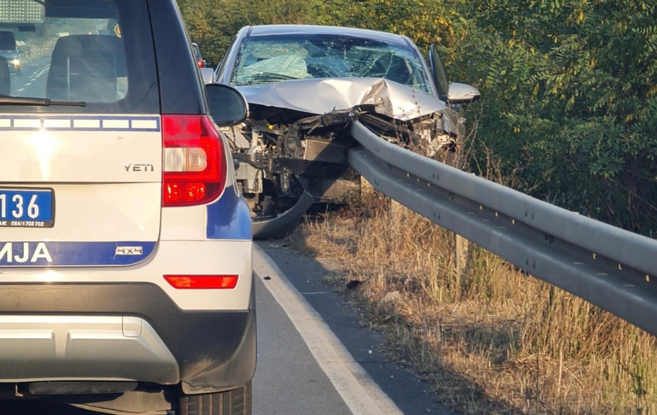Ograda prošla kroz automobil u kome su bile dve žene i samo ih “ogrebala”