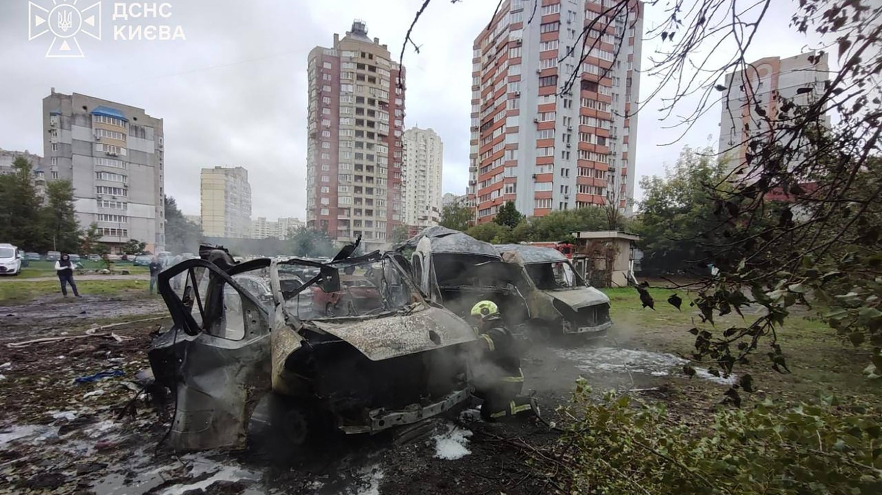Rușii s-au năpustit asupra Kievului cu valuri de drone și rachete balistice. Șapte muncitori au fost uciși la o fermă
