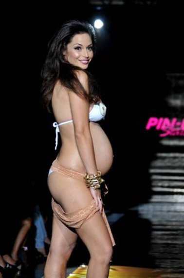 Raffaella Fico w ciąży na wybiegu/ fot. East News