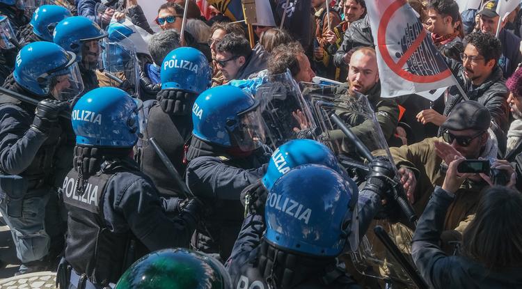 Tüntetők dulakodnak a rendőrséggel a velencei öt eurós belépési díj első napján