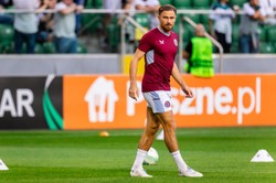 Matty Cash kopnięty tam, gdzie mężczyznę boli najbardziej. Strzelił też pięknego gola