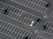 Przewidziano również karę za bezprawne użycie karty parkingowej przewidzianych dla osób z niepełnosprawnością. Wynosi ona 300 zł. Co więcej, nieuprawnione posługiwanie się taką kartą połączone z parkowaniem na kopercie zagrożone jest mandatem w wysokości 1000 zł.