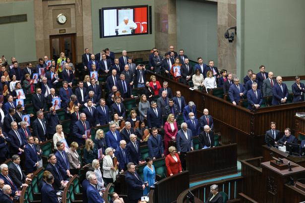 Posłowie na sali obrad Sejmu przed głosowaniem nad uchwałą ws. obrony dobrego imienia św. Jana Pawła II