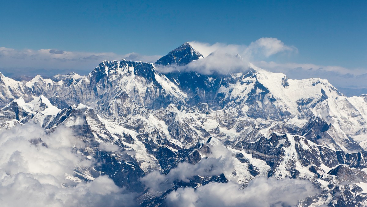 O zdobywaniu Mount Everestu, zmaganiach himalaisty w przygotowywaniu wyprawy, podchodzeniu na szczyt i zwykłej obozowej codzienności pisze Monika Witkowska w książce "Everest. Góra Gór", która w połowie listopada trafi do księgarń.