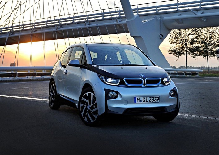 Segment B – klasa premium
Segment ten ma w klasie premium tylko jednego przedstawiciela i jest nim BMW i3 w wersji spalinowo-elektrycznej, którego ceny zaczynają się od 182 tys. zł. W pierwszym półroczu 2017 roku odnotowano 27 rejestracji tego modelu.