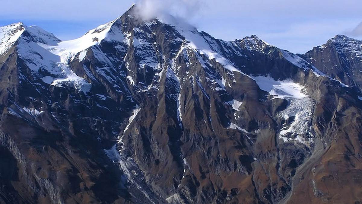 Grupa ratowników górskich wyruszyła we wtorek około południa pieszo na poszukiwania dwóch polskich alpinistów na najwyższej górze Austrii - Grossglockner (3797 m). Zła pogoda nadal uniemożliwia użycie śmigłowca ratowniczego - informuje agencja APA.