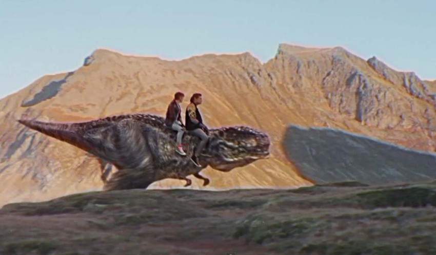 Dejvid u spotu jahao na dinosaursu