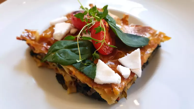 Lasagna ze szpinakiem serwowana w restauracji Poziom+