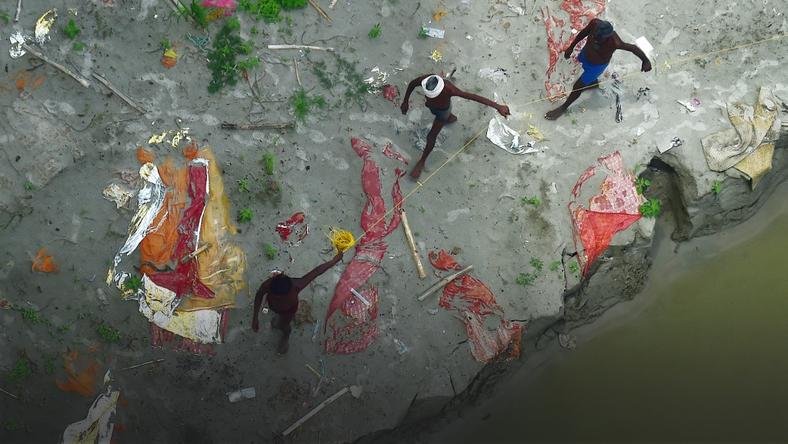 Indie: problem z dużą liczbą ciał zmarłych na COVID-19 w Gangesie