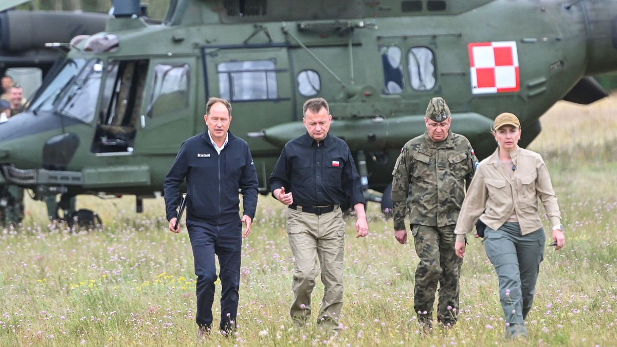 21 lipca 2023 r. Minister obrony narodowej Mariusz Błaszczak i ambasador USA w Polsce Mark Brzezinski w czasie amerykańsko-polskiego szkolenia lotniczego na poligonie w Nadarzycach