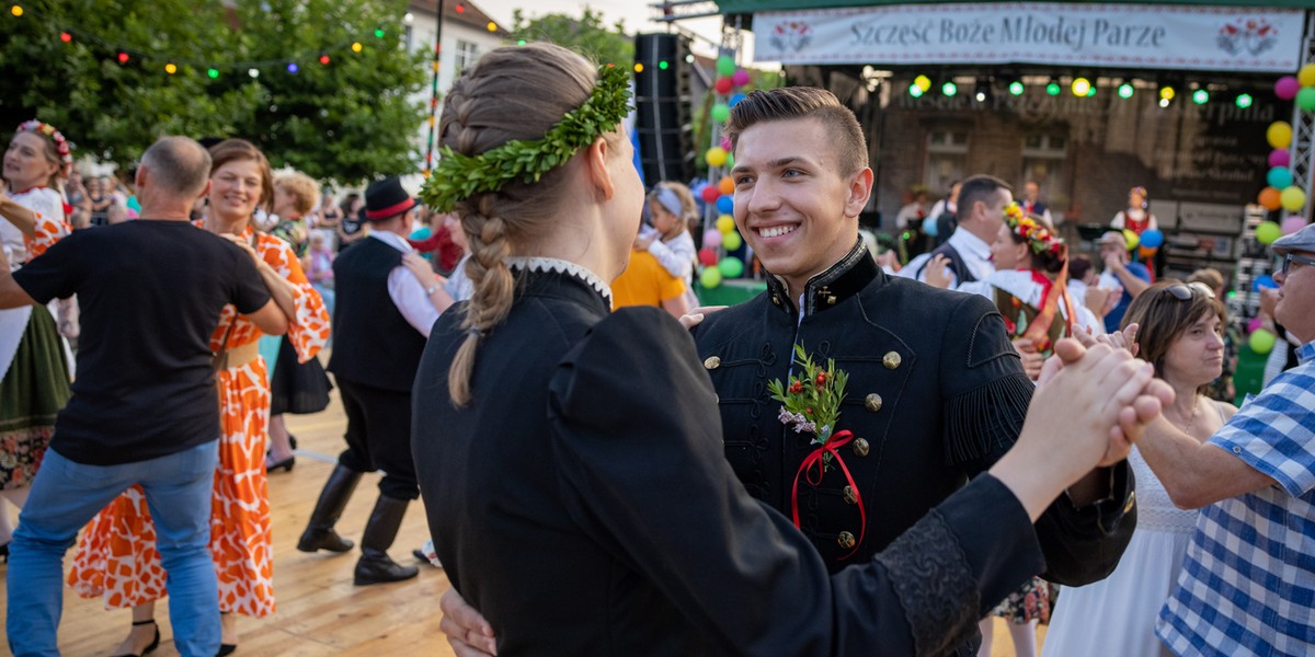  Para młoda ubrana na czarno! To tradycyjne śląskie wesele odbyło się w Pszczynie