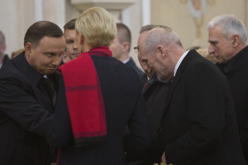 Ta mina mówi wszystko. Stosunki Duda - Macierewicz