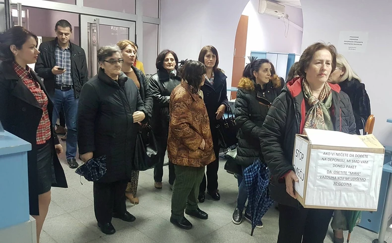 Predsedniku opstine poklonile kutiju punu smeca