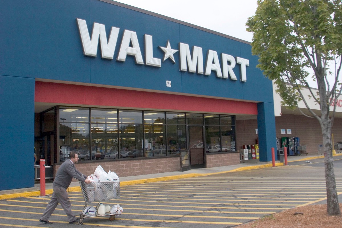 Walmart zanotował w drugim kwartale piąty z rzędu spadek sprzedaży spowodowany trudnymi warunkami gospodarczymi i fatalnym błędem w zarządzaniu.