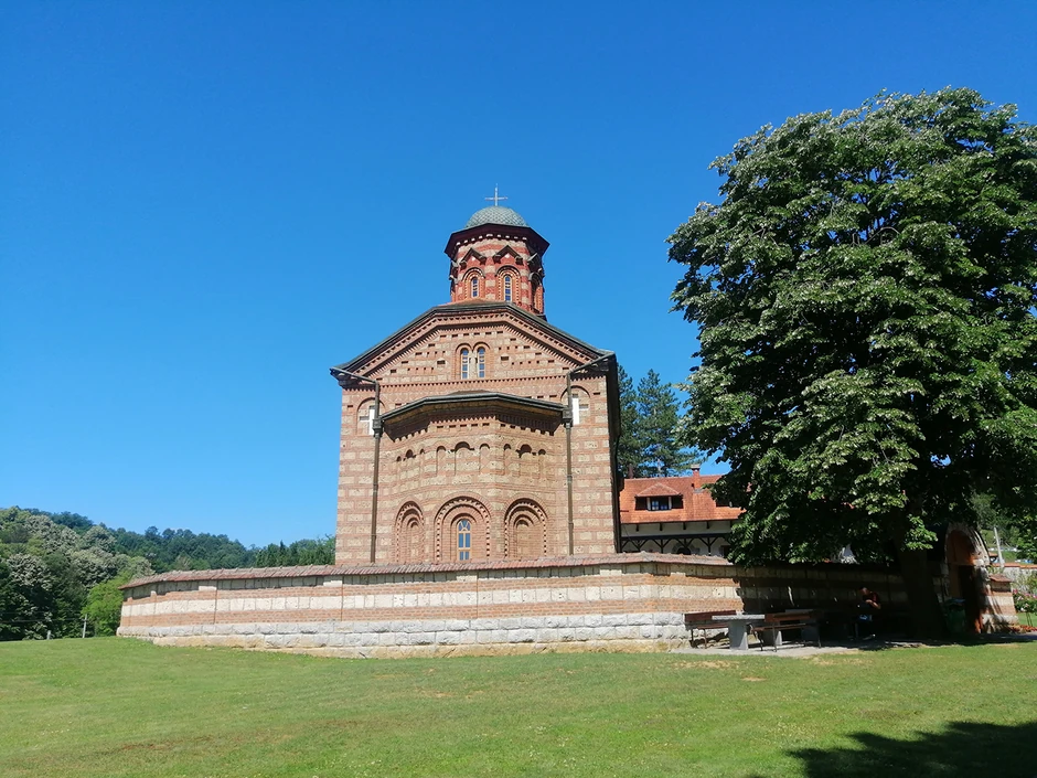 Manastirski kompleks čine crkva, veliki zvonik, crkveni dom, konak i kapela