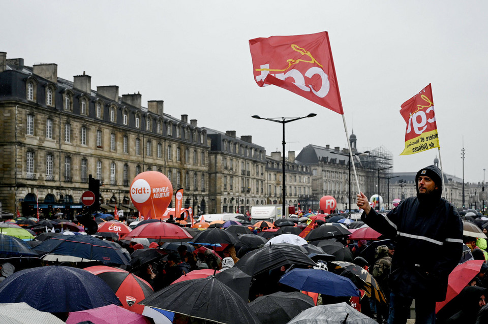 Protestujący biorą udział w demonstracji w Bordeaux, w południowo-zachodniej Francji, 7 marca 2023 r.