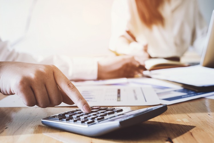 <b>Odbieranie korespondencji od fiskusa
</b><br><br><b>sygn. akt I FSK 486/17 WYROK SIEDMIU SĘDZIÓW NSA z 8 lipca 2019 r.
</b><br><br><b>
O CO TOCZYŁ SIĘ SPÓR
</b><br><br>
Istota sporu sprowadzała się do tego, czy dorosły domownik może odebrać na poczcie skierowane do podatnika pismo z urzędu skarbowego.

W sprawie chodziło o podatnika, któremu naczelnik urzędu celnego wysłał postanowienie o wszczęciu postępowania podatkowego. Pismo odebrał na poczcie ojciec podatnika i przekazał mu je. Obaj byli zameldowani pod tym samym adresem.

Problem polegał na tym, czy ojciec mógł odebrać przesyłkę. Wiadomo, że w domu miałby taką możliwość, bo listonosz mógłby stwierdzić, że ojciec jest domownikiem. Co innego na poczcie. Podatnik uważał, że doręczenie było nieprawidłowe, w związku z tym przesyłka w ogóle nie została doręczona. Uważał, że gdyby ordynacja podatkowa pozwalała doręczyć skutecznie pismo w placówce pocztowej, to mógłby to zrobić również sąsiad lub dozorca.

Inne stanowisko przedstawiły organy podatkowe. W ich ocenie, skoro ojciec podatnika zamieszkały pod tym samym adresem podjął się oddania pisma adresatowi i dodatkowo potwierdził to podpisem, to mógł odebrać przesyłkę na poczcie. Doręczenie było więc prawidłowe.
<br><br><b>
ROZSTRZYGNIĘCIE
</b><br><br>
NSA uznał, że w 2011 r. (tego roku dotyczył wyrok) przesyłka rejestrowana mogła być także wydana ze skutkiem doręczenia w placówce pocztowej osobie pełnoletniej zamieszkałej razem z adresatem, jeżeli adresat nie złożył w placówce operatora zastrzeżenia w zakresie doręczenia tej przesyłki.

Sąd wskazał m.in., że przepisy ustanawiały pierwszeństwo zasad i trybu doręczeń określonych w ordynacji podatkowej jako innej ustawy, jednak nie wyłączały stosowania przy doręczaniu pism w postępowaniu podatkowym ustawy z 12 czerwca 2003 r. – Prawo pocztowe (t.j. Dz.U. z 2008 r. nr 189, poz. 1159; ost.zm. Dz.U. z 2012 r. poz. 1529; dalej: prawo pocztowe z 2003 r.). Przesądzał o tym brak w art. 149 ordynacji podatkowej odpowiedniej regulacji dotyczącej miejsca doręczenia przesyłki dorosłemu domownikowi, a także użyty w art. 26 ust. 2 pkt 3 prawa pocztowego z 2003 r. zwrot „ze skutkiem doręczenia”. W tej sytuacji w sprawach nieuregulowanych w przepisach o doręczeniach zawartych w ordynacji podatkowej zastosowanie miały przepisy prawa pocztowego z 2003 r. – uznał NSA.

Sąd wskazał, że obecnie (od 2012 r.) dorosły domownik, który chce odebrać pismo na poczcie, musi dodatkowo złożyć oświadczenie, że mieszka z adresatem.

W 2011 r. przesyłka mogła jednak zostać wydana na poczcie dorosłemu domownikowi, który zobowiązał się ją doręczyć adresatowi (stronie postępowania podatkowego), o ile ten ostatni nie zastrzegł, że pisma może odbierać wyłącznie osobiście. Co więcej, gdy nie było adresata w mieszkaniu, poczta nie mogła wydać przesyłki innym osobom, np. sąsiadowi czy dozorcy.
<br><br><b>
PODSUMOWANIE
</b><br><br>
Wcześniej NSA orzekał tak samo. Eksperci wskazywali, że z punktu widzenia praktycznego to korzystny wyrok, bo trudno, żeby np. żona nie mogła odebrać na poczcie pisma skierowanego do męża. Inne eksperci uważali natomiast, że z literalnego wykładni art. 149 ordynacji podatkowej nie wynika, aby dorosły domownik mógł odebrać pismo na poczcie.