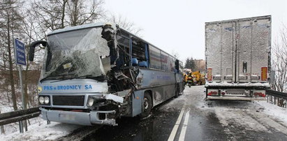 Zderzenie autobusu z TIR-em. 7 osób rannych! FOTO