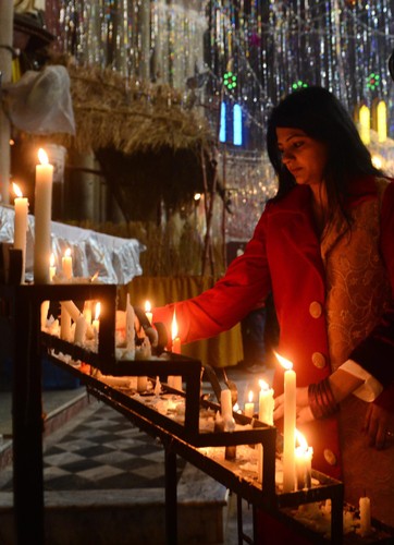 Kobieta zapalająca świeczki